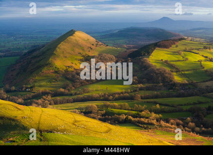 Die lawley von Caer Caradoc gesehen, mit dem wrekin am Horizont, Shropshire. Stockfoto