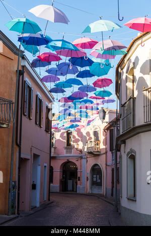 Sonnenschirme Straße in Pula, Sardinien, Italien Stockfoto