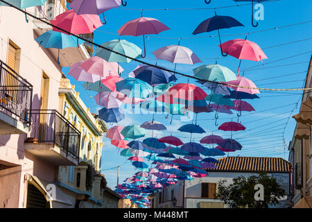 Sonnenschirme Straße in Pula, Sardinien, Italien Stockfoto