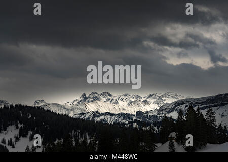 Allgäuer Hauptkamm im Winter mit dunklen Wolken, Oberallgäu, Bayern, Deutschland Stockfoto