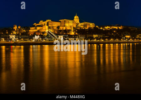 Donau und Schlossberg mit Schloss Buda, Nachtaufnahme, Budapest, Ungarn Stockfoto