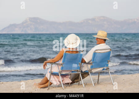 Paar auf Liegestühlen am Strand, Palma de Mallorca, Spanien Stockfoto