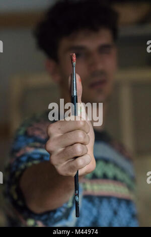 Männliche Künstler holding Pinsel in Künstler Studio, in der Nähe Stockfoto