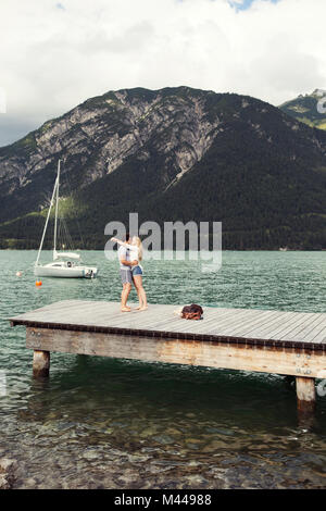 Paar auf Pier küssen, Achensee, Innsbruck, Tirol, Österreich, Europa Stockfoto