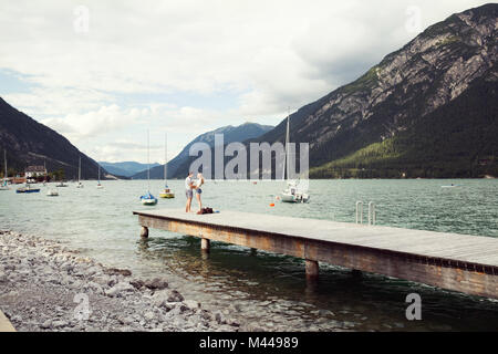 Paar auf Pier, Achensee, Innsbruck, Tirol, Österreich, Europa Stockfoto