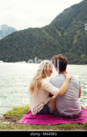 Ansicht der Rückseite des Paares, Achensee, Innsbruck, Tirol, Österreich, Europa sitzen Stockfoto
