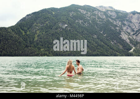 Paar Taille tief im Wasser, Achensee, Innsbruck, Tirol, Österreich, Europa Stockfoto