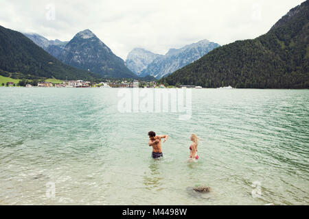 Paar Taille tief im Wasser, Achensee, Innsbruck, Tirol, Österreich, Europa Stockfoto