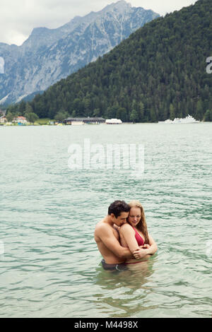 Paar Taille tief im Wasser umarmen, Achensee, Innsbruck, Tirol, Österreich, Europa Stockfoto