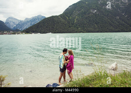 Paar eingewickelt in ein Handtuch von Achensee, Innsbruck, Tirol, Österreich, Europa Stockfoto