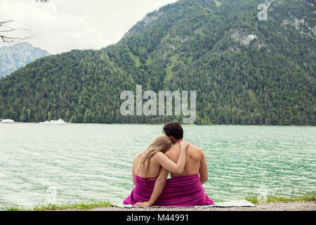 Paar eingewickelt in ein Handtuch von Achensee, Innsbruck, Tirol, Österreich, Europa Stockfoto