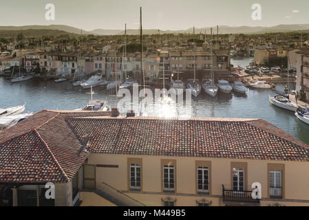 Erhöhte Aussicht auf die Dächer und Jachten vertäut am Ufer in Grimaud, Provence-Alpes-Cote d'Azur, Frankreich Stockfoto