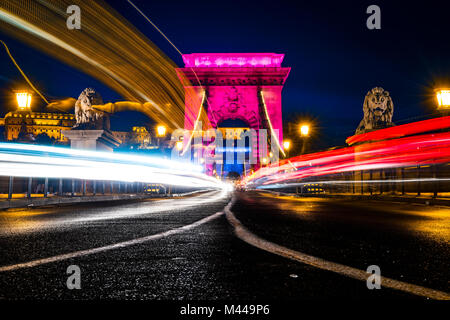 Beleuchteter Kettenbrücke mit Spuren von Licht in der Nacht, Budapest, Ungarn Stockfoto