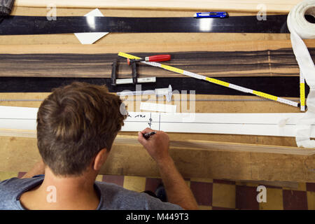 Der Mensch in der Werkstatt, die Skiausrüstung, Ansicht von oben Stockfoto