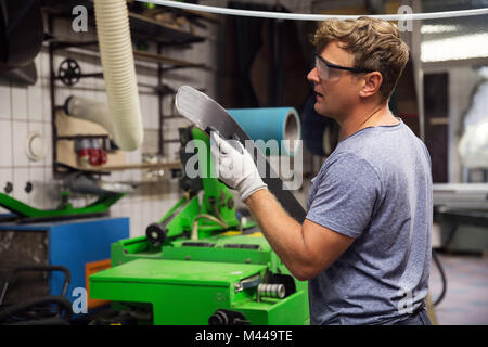 Der Mensch in der Werkstatt, die Skiausrüstung Stockfoto