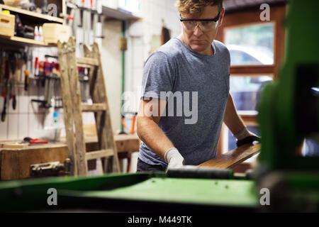 Der Mensch in der Werkstatt, die Skiausrüstung Stockfoto