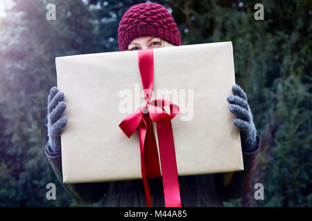 Frau mit bis Weihnachten mit roter Schleife vorhanden Stockfoto