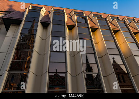 Moderne Fassade des Hilton Hotel mit Reflexion der Mathias Kirche, Budapest, Ungarn Stockfoto