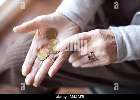 Ältere Frau Zählen von Münzen in der Hand, close-up Stockfoto