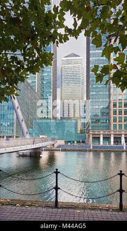 LONDON, Großbritannien - 19 September, 2017: Die Canary Wharf Tower und moderne Brücke ower den Kanal. Stockfoto