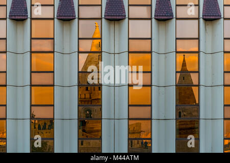 Moderne Fassade des Hilton Hotel mit Reflexion der Mathias Kirche, Budapest, Ungarn Stockfoto