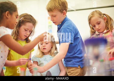 Primäre Schuljunge und Mädchen tun Teamarbeit im Klassenzimmer Stockfoto