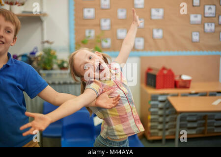 Primäre Schulmädchen und junge aprilscherze im Klassenzimmer Stockfoto