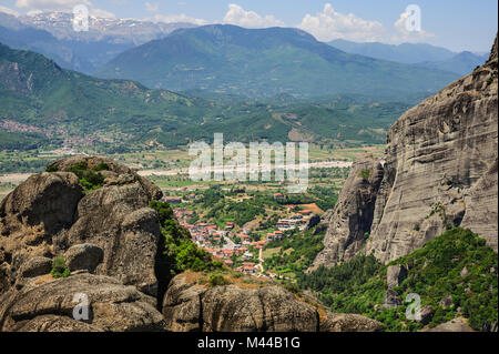 Blick auf die Stadt Kalabaka von Meteora Felsen, Griechenland Stockfoto