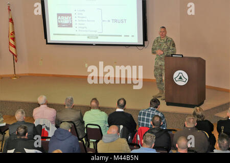 Garrison Commander Oberst David J. Pinter Sr. bietet seine jährliche Unterrichtung zum Fort McCoy Belegschaft Jan. 24, 2018, in Gebäude 905 am Fort McCoy, Wis Pinter zwei Arbeitskräfte Briefings zu den Hunderten von Fort McCoy Mitarbeiter wo er viele Pläne, Programme diskutiert werden, und zukünftigen Bemühungen bei der Installation. (U.S. Armee Stockfoto