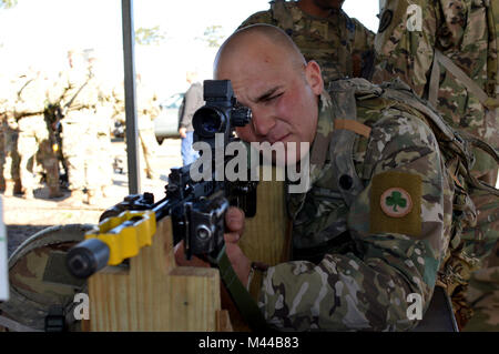 Ein Soldat der 2 Bataillon (die Gewehre), 38 (Irisch) Brigade der Britischen Armee zugewiesen wird, stellt einen mehrere integrierte Laser Engagement (Meilen) auf ein Gewehr in Fort Polk, Louisiana, am 8. Februar, 2108. Soldaten der britischen Armee zugeordnet sind, die Teilnahme an der 25. Infanterie Division jährliche Rotation an der Joint Readiness Training Center. (U.S. Armee Stockfoto