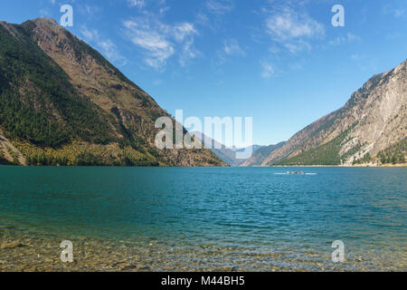 Seton Lake in der Nähe von Lillooet British Columbia Kanada hohe Berge mit blauer Himmel Stockfoto