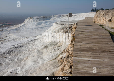 Die bezaubernden Pools von Pamukkale in der Türkei. Pamukkale enthält Hot Springs und Travertine, Terrassen von Karbonat Mineralien durch das fließende Wasser. Die Website ist ein UNESCO-Weltkulturerbe. Stockfoto