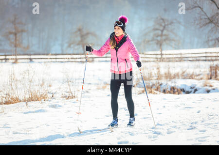 Frau tun, Langlaufen im Winter Sport Stockfoto