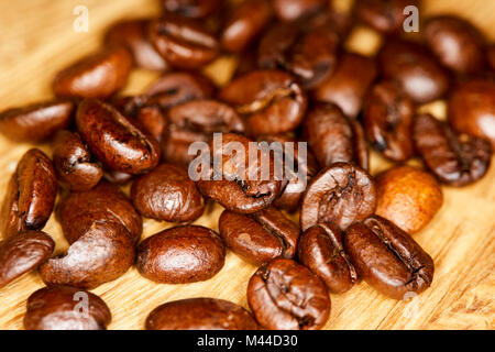 Arabica und Robusta Mischung aus glänzenden geröstete Kaffeebohnen Stockfoto