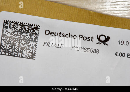 Deutsche Post gedruckten Stempel inklusive QR-Code auf ein Paket in Deutschland Stockfoto