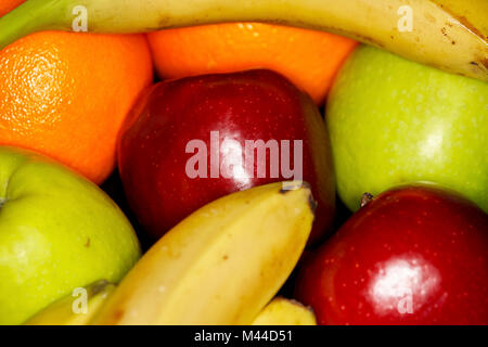 Frisches Obst inklusive rote und grüne Äpfel, Orangen und Bananen Stockfoto