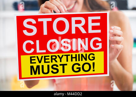 Nahaufnahme einer Frau klemmt geschlossen Anmelden Shop Tür Stockfoto