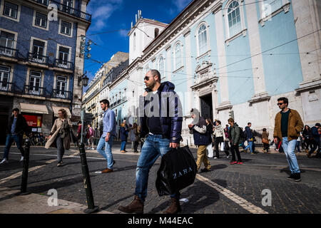 Fußgänger überqueren Sie die Straße vor der Igreja do Loreto in Lissabon, Portugal. Stockfoto