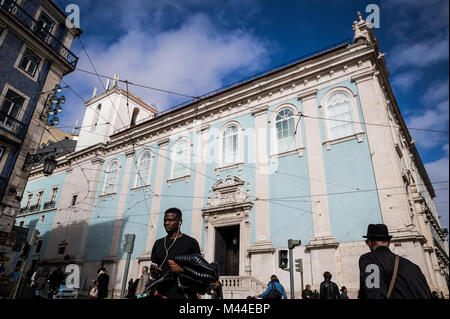 Fußgänger überqueren Sie die Straße vor der Igreja do Loreto in Lissabon, Portugal. Stockfoto