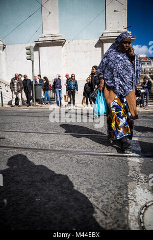 Fußgänger überqueren Sie die Straße vor der Igreja do Loreto in Lissabon, Portugal. Stockfoto