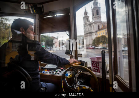 Blick von der Straßenbahn 28 E, wie es die Stadt von West nach Ost in Lissabon, Portugal, überquert. Stockfoto