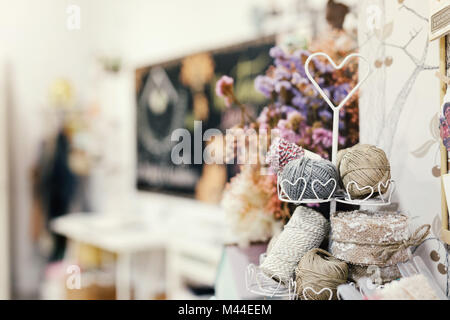 Handwerk Zeichenfolgen in Kugeln für das Komponieren Blumen Stockfoto