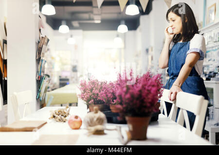 Florist sprechen am Telefon im Shop Stockfoto