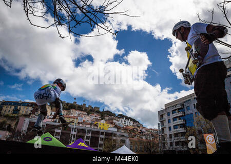 Die Sao Jorge Castle als Kulisse für ein Skater in Lissabon, Portugal. Stockfoto