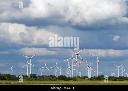 Windkraftanlagen in der Nordsee. Dithmarschen, Schleswig-Holstein, Deutschland Stockfoto