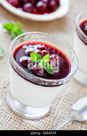 Nahaufnahme eines hausgemachte Panna cotta mit Kirschen Stockfoto