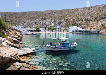 Blick über azurblauen Wasser und Fischerboote im Hafen, Cheronissos, Sifnos, Kykladen, Ägäis, griechische Inseln, Griechenland, Europa Stockfoto