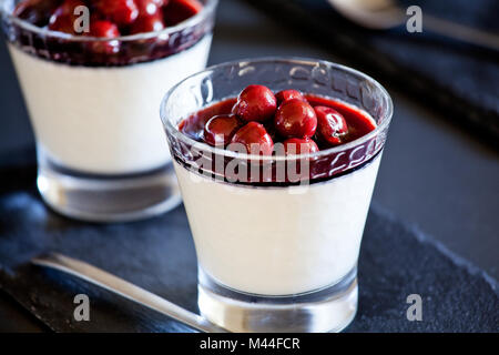 Nahaufnahme eines hausgemachte Panna cotta mit Kirschen Stockfoto