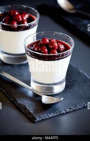 Nahaufnahme eines hausgemachte Panna cotta mit Kirschen Stockfoto