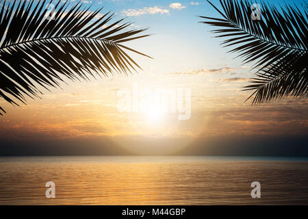 Ruhiger Blick auf das Meer gegen bewölkter Himmel bei Sonnenuntergang am Ägypten Stockfoto